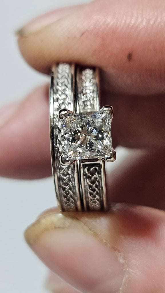 Center 1.01 CT Natural Princess Diamond Ring, H-I, SI1 (-75 + Gold)