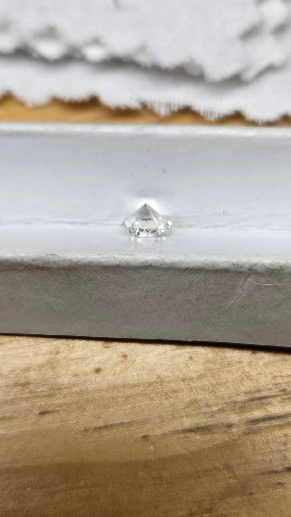 GIA 0.90 CT Natural RB H VS1 -60