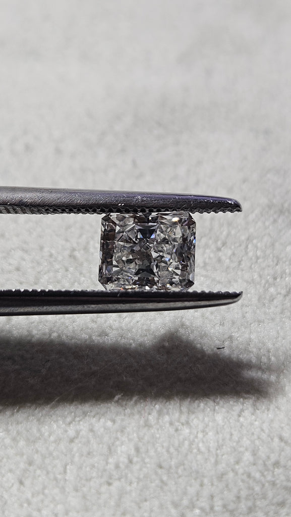 GIA 1.05 CT Natural Radiant Diamond, E, VS2