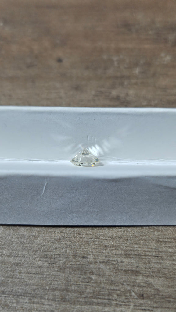 0.92 CT Natural Round Brilliant L VS