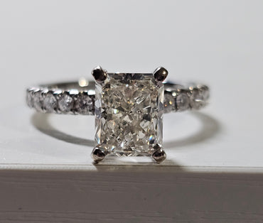 Center 2.02 CT Natural Radiant Cut Engagement Ring J SI2