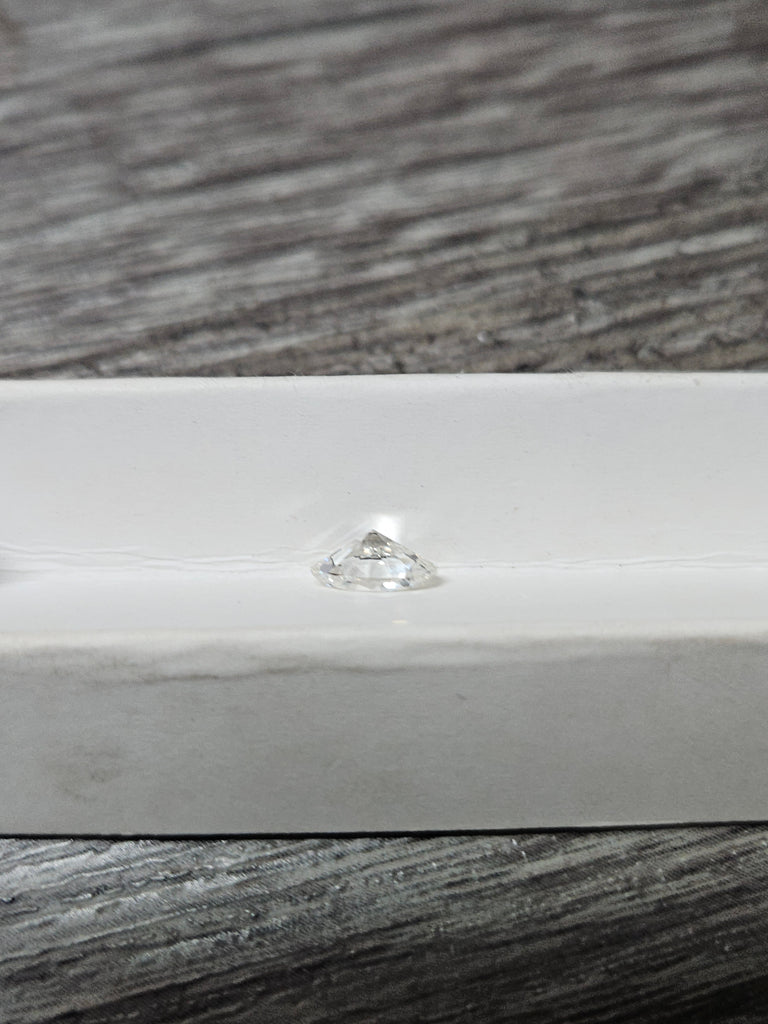 GIA 0.90 CT Natural Oval G SI2 EX VG