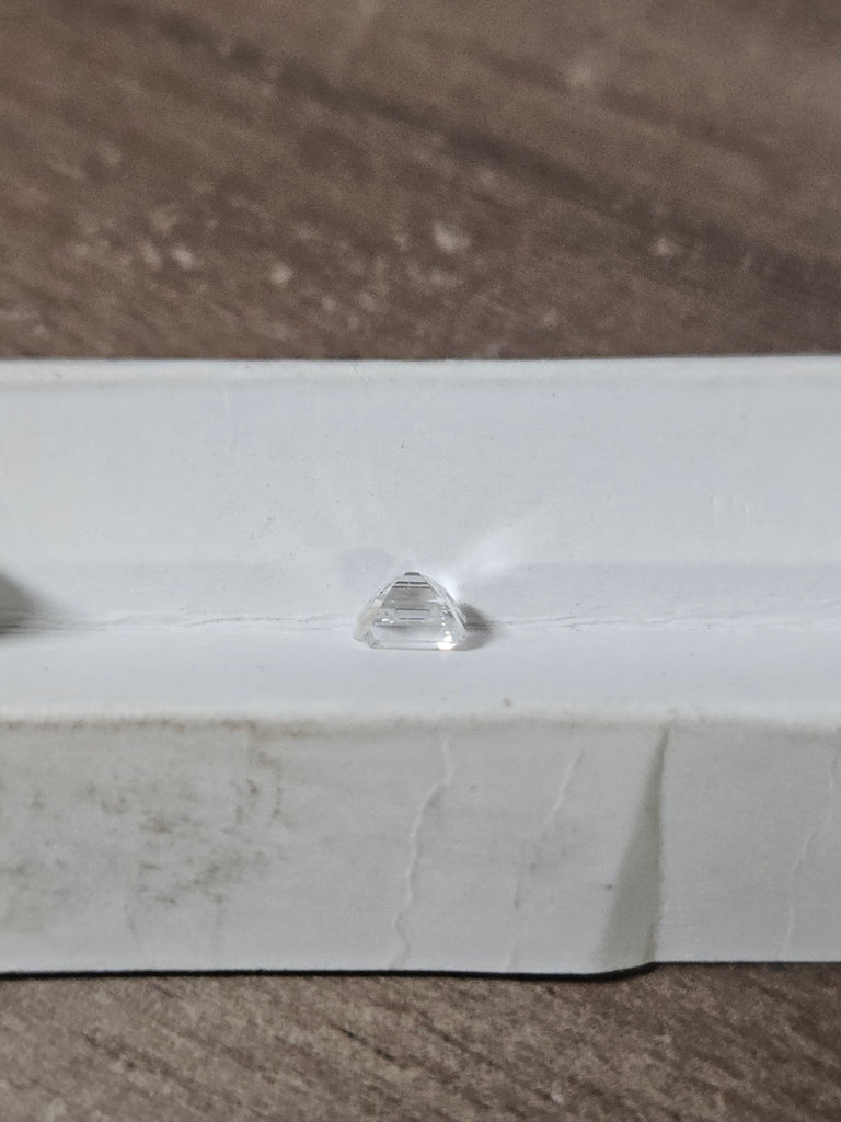 0.69 Emerald Dimond FG SI2 small chip at corner