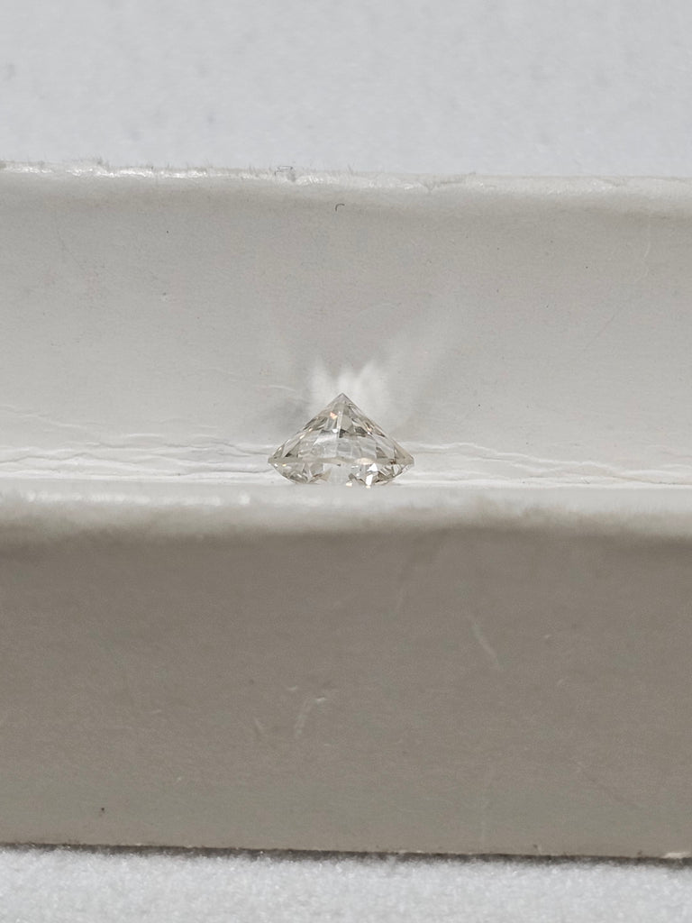 0.69 CT Natural Round Brilliant GH SI2