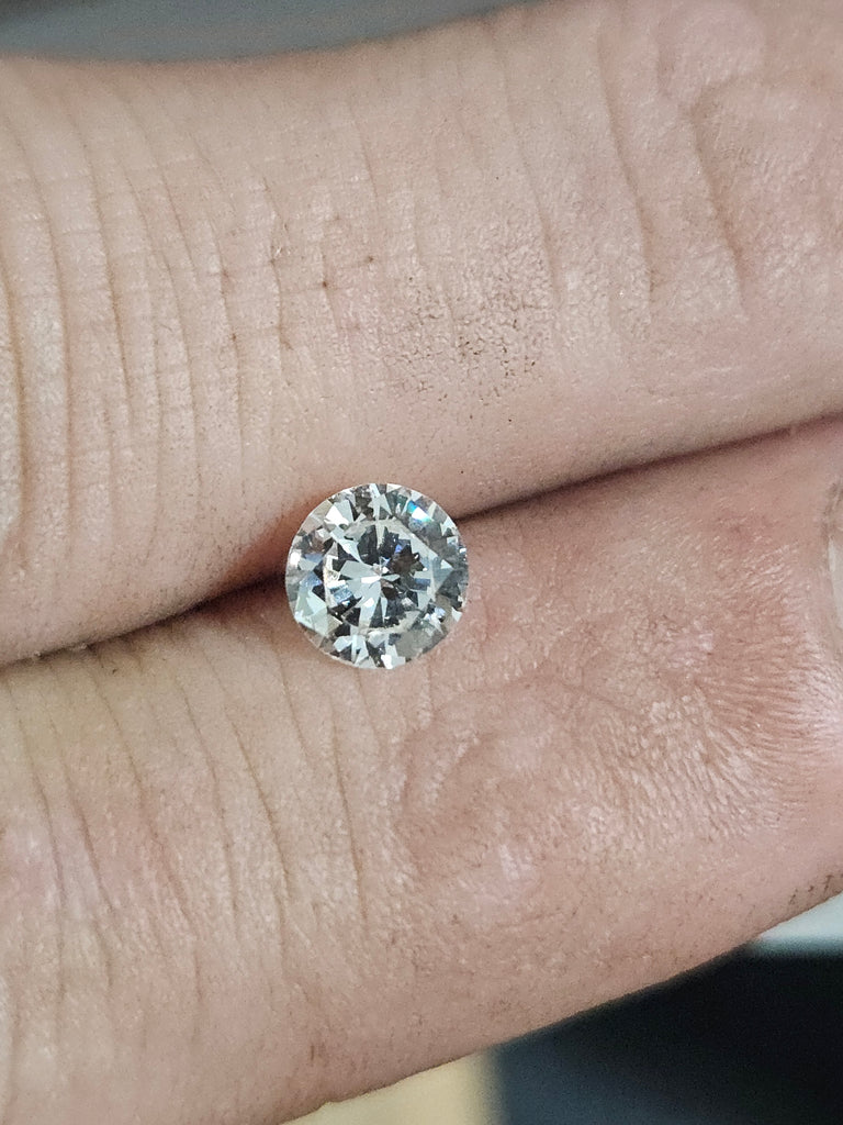 0.65 CT Natural Round Brilliant GH VS2