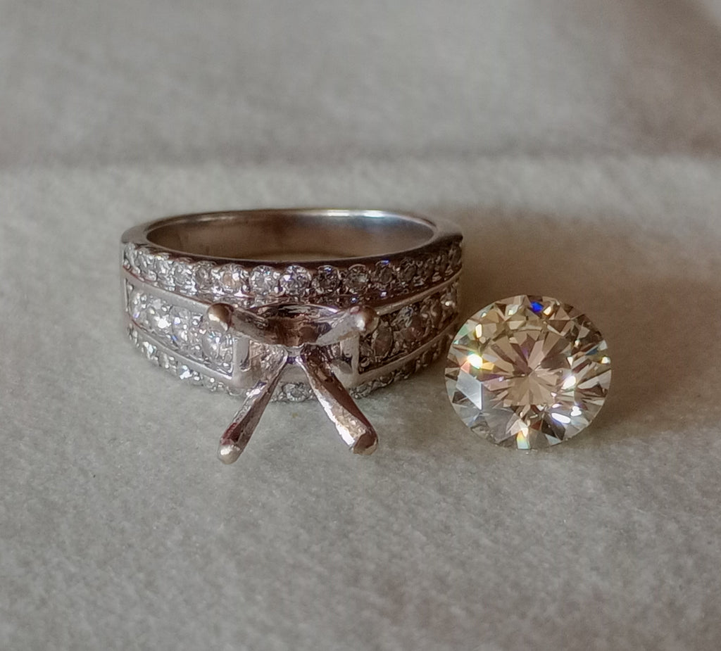 Center 2.22 CT Natural Round Brilliant M-N VS1-VS2