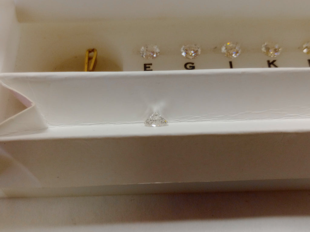0.62 CT Round Brilliant Cut Natural Diamond GH, I1