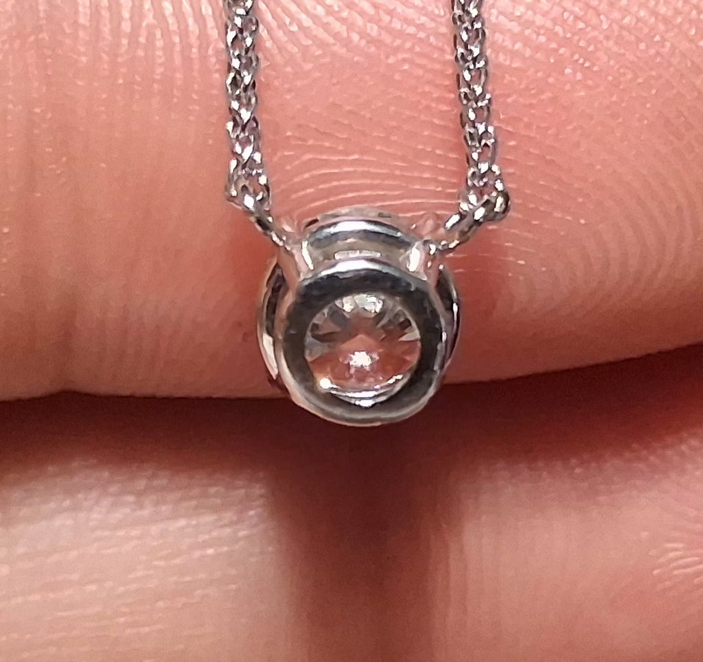 18k White Gold Dimond Necklace EST 0.75 GH VS2 Center Diamond